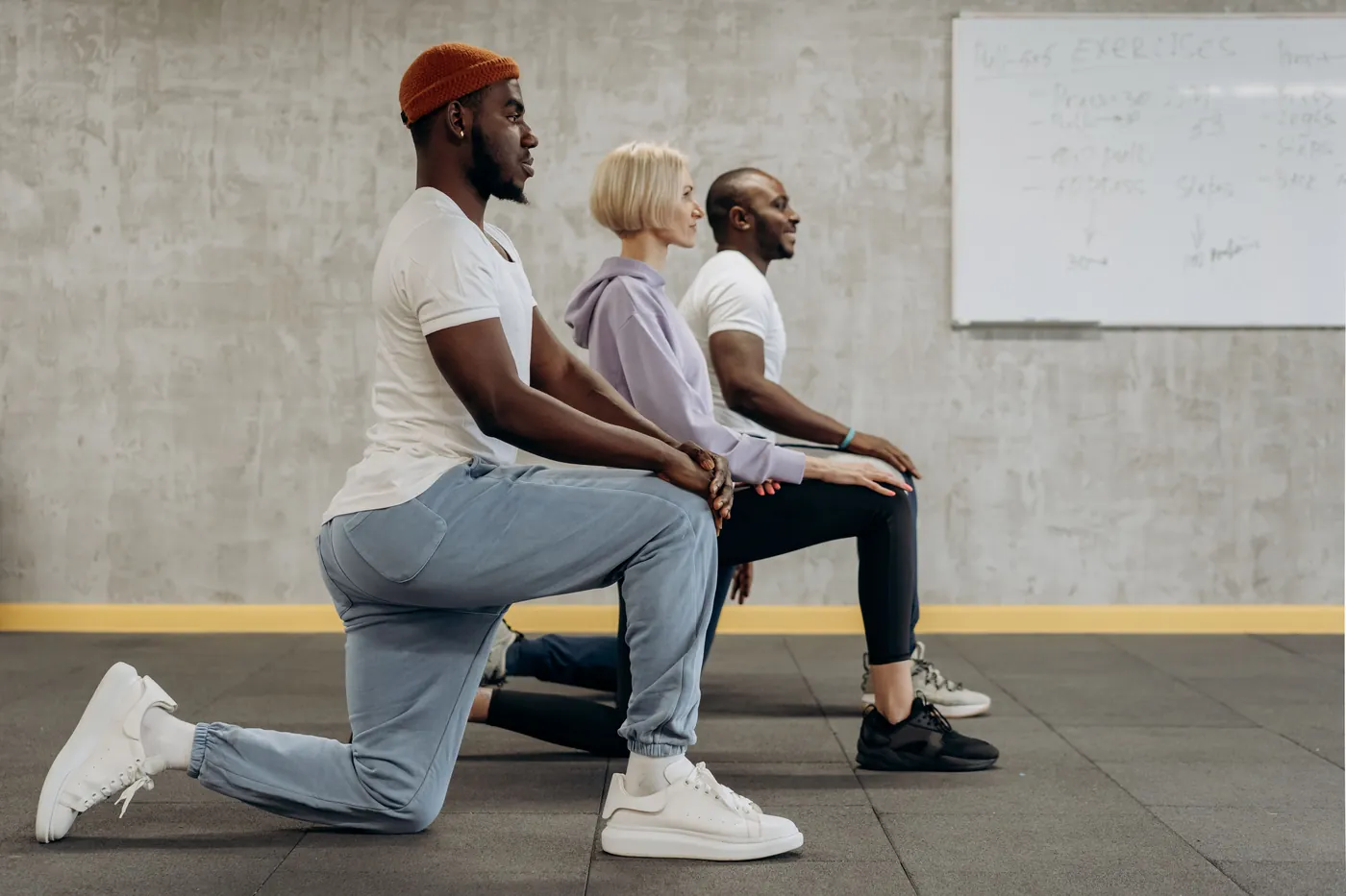 Zancada con rodilla apoyada para estirar el psoas, vista de perfil